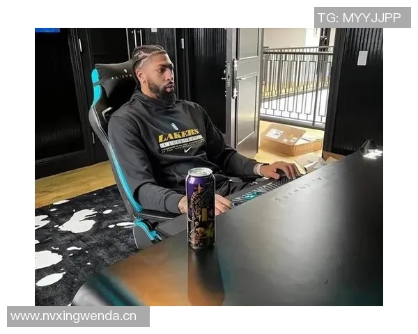 浓眉在训练营增重13斤展现更强壮体态引发球迷热议 浓眉在训练营增重13斤展现更强壮体态引发球迷热议