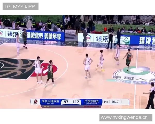 亨特表现出色16投8中三分命中率高达33贡献20分7篮板2抢断正负值高达19