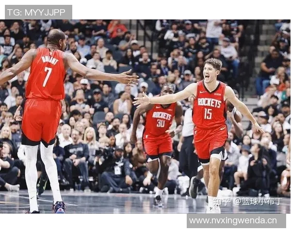 媒体人分析谢泼德与队友共同蹲底角的战术选择与出手权分配问题